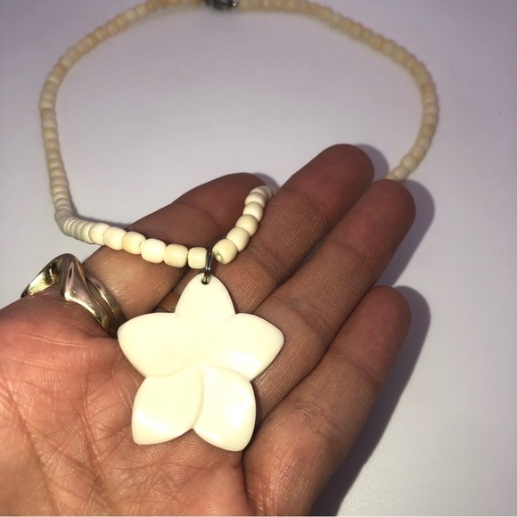 VTG Bone Bead Necklace & Flower Pendant w Hook Clasp 19” & 1.5” Pendant - Picture 3 of 6